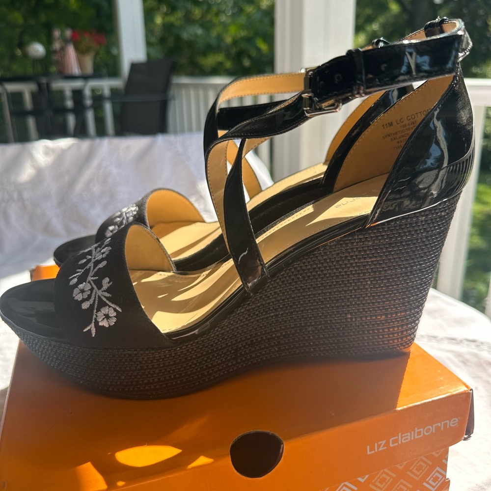 NEW LIZ CLAIBORNE Black White Flowers Strappy Wedge Sandal Shoes NWB adorable! - Picture 3 of 12